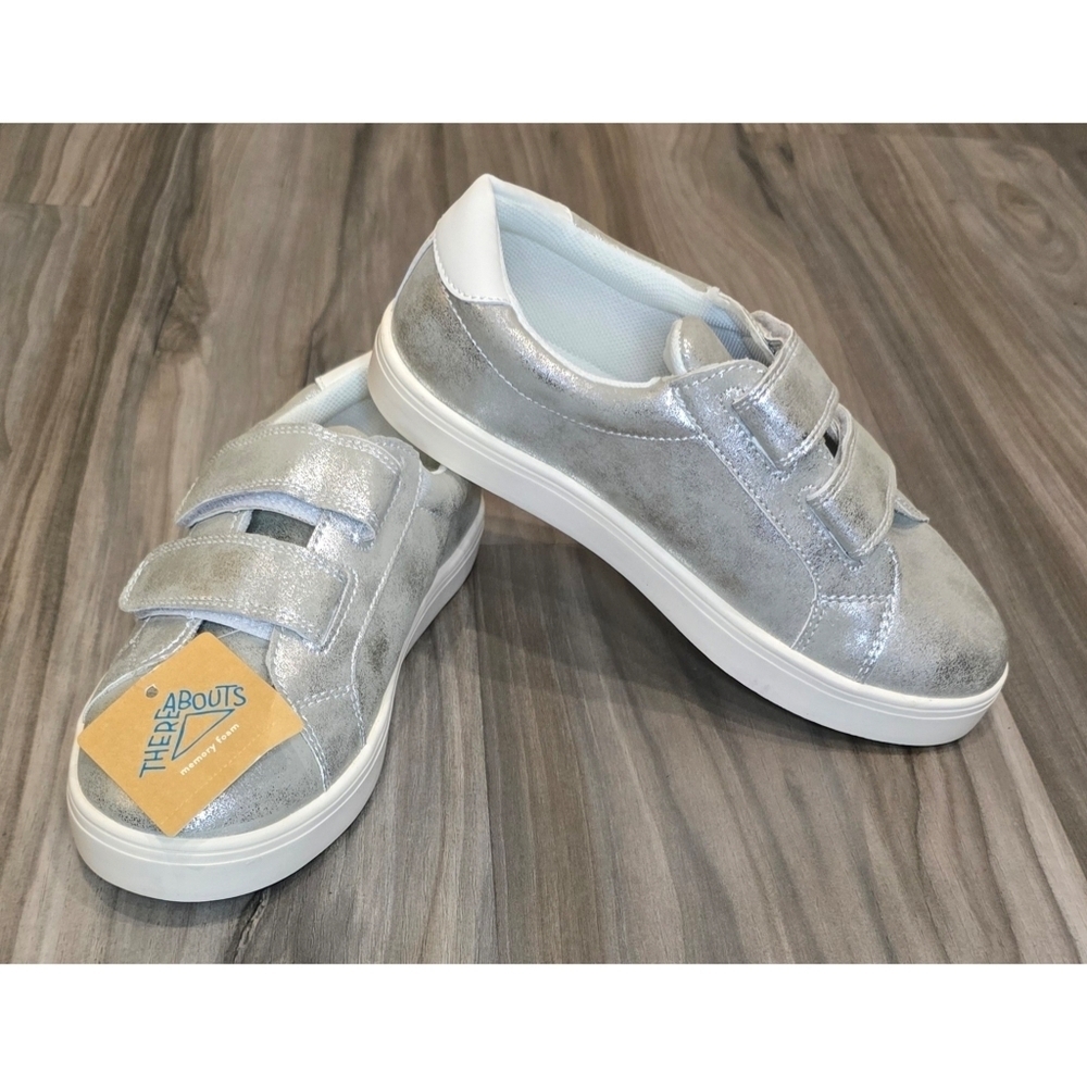 NWT Thereabouts Girls Sneakers – Size 4 – Silver Velcro Closure